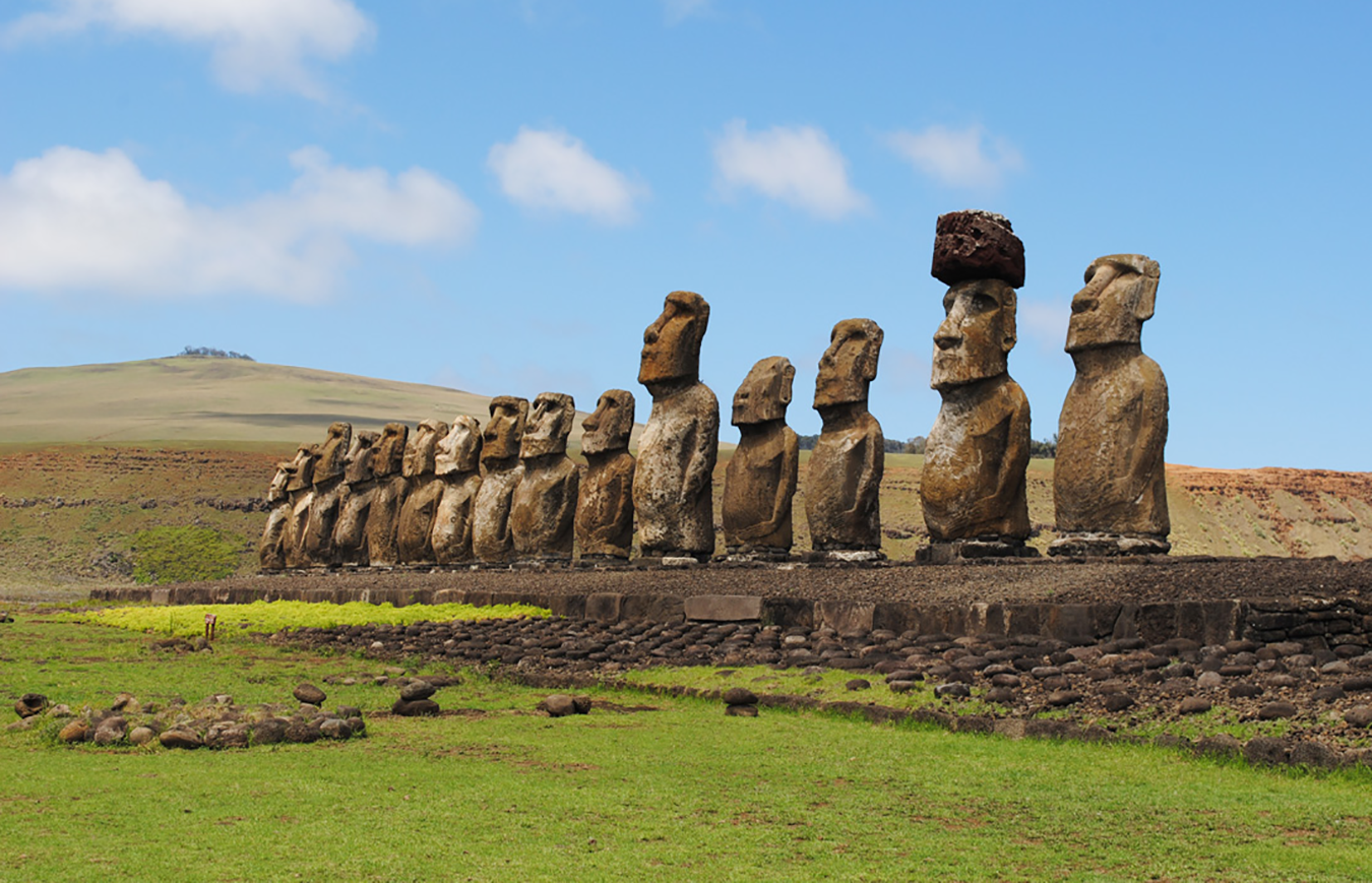 Каменные статуи острова пасхи страна. Остров Пасхи статуи Моаи. Моаи на острове Пасхи. Моаи (статуи острова Пасхи), Чили. Каменные статуи Моаи остров Пасхи Чили.
